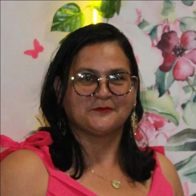 Lucinéia Reis, sorrindo