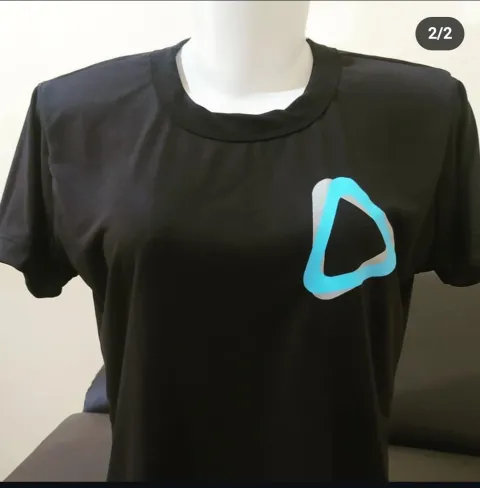 Camiseta preta com logomarca estampada