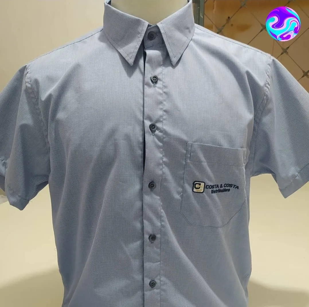 Camisa social xadrez com logomarca bordada no bolso