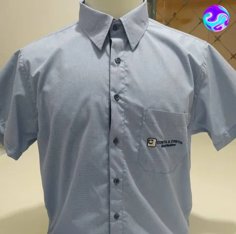 Camisa social xadrez com logomarca bordada no bolso