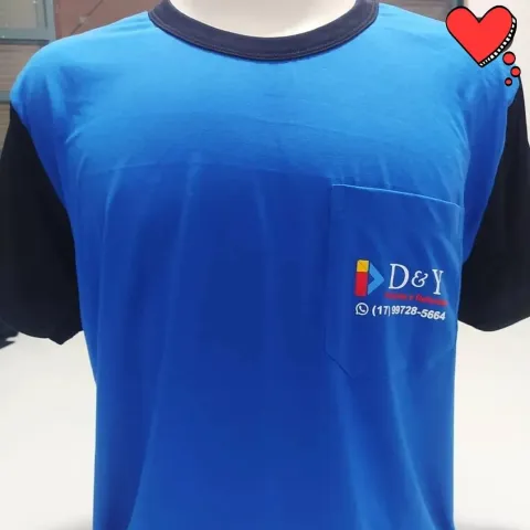 Camiseta azul com gola contrastante e logomarca