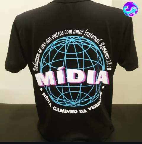 Camiseta preta com estampa grande nas costas