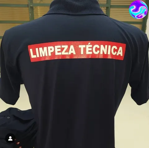 Camiseta azul-marinho com faixa "Limpeza Técnica"