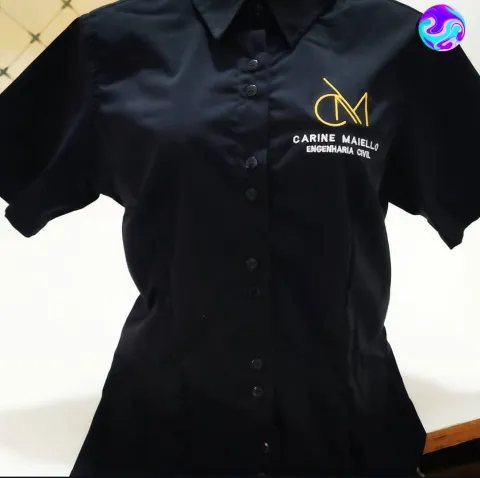 Camisa social preta com logomarca bordada