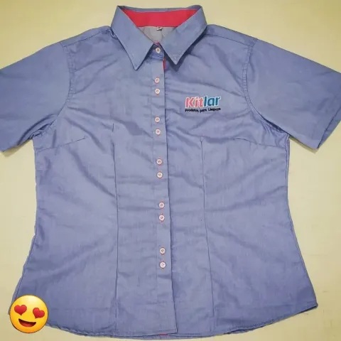 Camisa social feminina azul com logomarca bordada