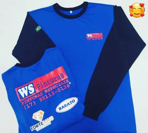 Uniformes azuis com logomarcas de empresa