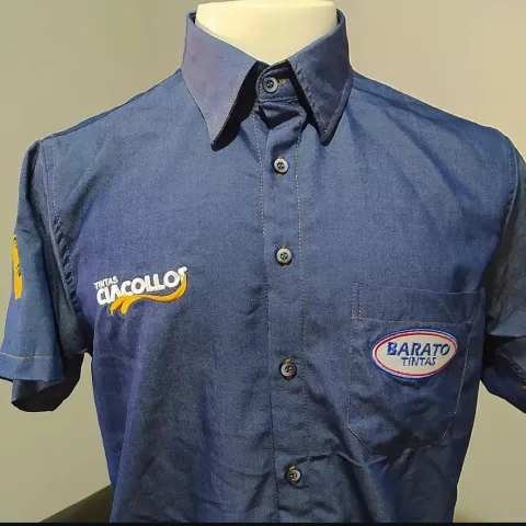 Camisa social jeans com logomarcas bordadas